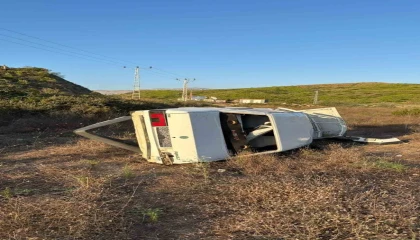 Antalyada şarampole yuvarlanan aracın sürücüsü yaralandı