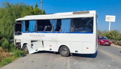 Antalyada tur otobüsü ile servis minibüsü çarpıştı: 6 yaralı