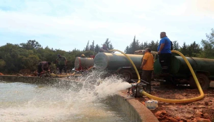 Antalyalı vatandaşlar su tankerleri ve beton mikserleriyle söndürme havuzları başına akın etti
