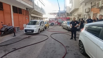 Arazözler park eden araçlar yüzünden yanan binaya ulaşamadı