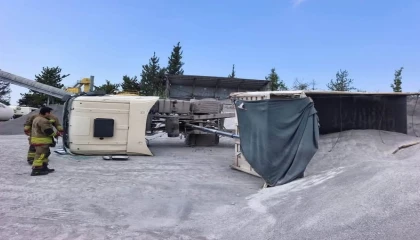 Arsuzda devrilen kamyonun sürücüsü yaralandı