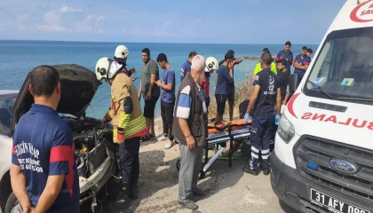 Arsuzda uçurumdan yuvarlanan otomobilin sürücüsü yaralandı