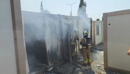 Arsuzda yanan konteyner kullanılmaz hale geldi