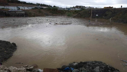 Aşırı yağışla birlikte derelerin debisi artarken, göle dönen yollar sürücüleri zorladı
