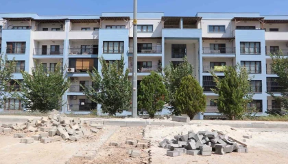 Bakanlığın yaptığı toplu konutlar belediyeden yol bekliyor