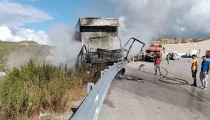 Bariyerlere çarpan kamyon alev alev yandı, sürücü yaralı kurtuldu