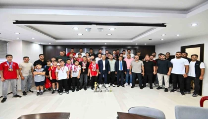Başkan Uysal, Muratpaşa Belediyespor güreşçileriyle bir araya geldi