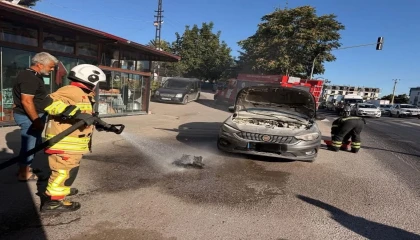 Belende otomobilin motorundan alev yükseldi