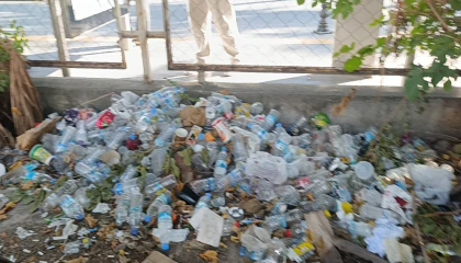 Boş araziyi çöp yuvasına döndürdüler