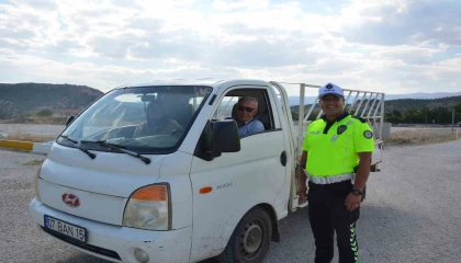 Bulaşık yıkama cezasıyla Türkiyenin yüzünü güldüren trafik polisi konuştu: O sıcakta gönlüm el vermedi
