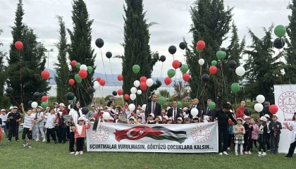 Burdurda Gazzeli çocuklar için uçurtmalar ve balonlar gökyüzüne bırakıldı