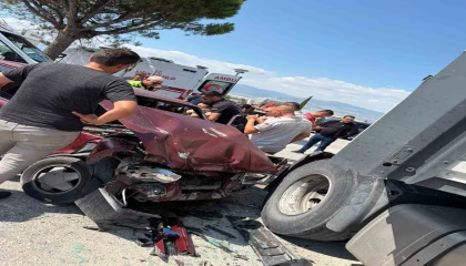 Burdurda otomobil ile tır çarpıştı: 2 yaralı