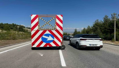 Burdurda ticari taksi trafik yönlendirme römorkuna çarptı: 1 yaralı