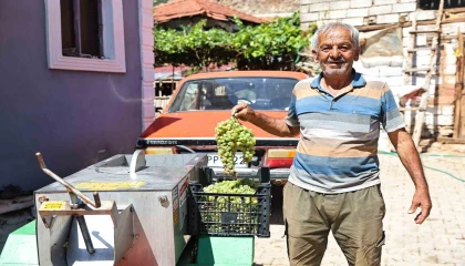 Büyükşehirden üzüm üreticilerine makine desteği