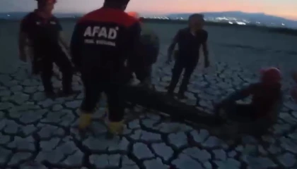 Çamura saplanarak mahsur kalan vatandaş kurtarıldı