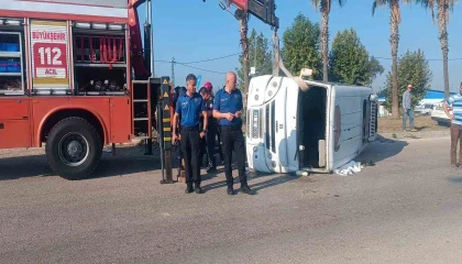 Ceyhanda minibüs ile otomobil çarpıştı: 1 ölü, 3 yaralı