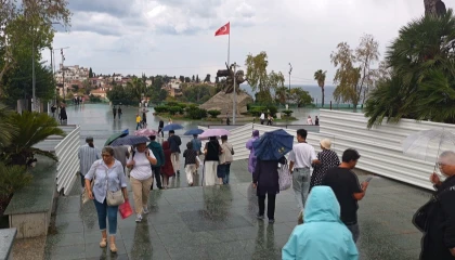 Cumhuriyet Meydanında şemsiyeler açıldı, turistler yağmura rağmen gezilerini sürdürdü