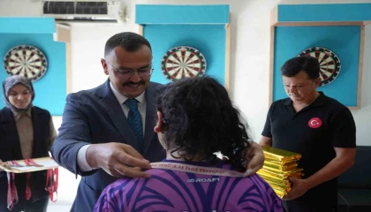 Dartta dereceye giren kız çocuklarına Başsavcıdan tebrik