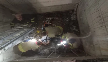Defnede inşaat halindeki binanın asansör boşluğuna düşen şahıs yaralandı