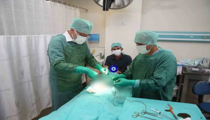 Doktor belediye başkanı önce çocukları eğlendirdi, ardından sünnet etti
