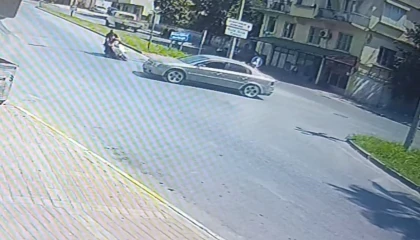 DUR levhasına uymayan otomobile çarpmamak için fren yaptı sürüklenen motosikletteki baba-oğul yaralandı