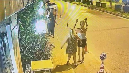 Elinde uzun namlulu plastik silahla sokağa çıktı jandarmayı alarma geçirdi