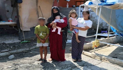 Ev alma hayaliyle kandırıldı, 5 çocuğuyla ahırda yaşamaya başladı