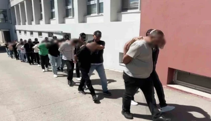 Evlerinden uyuşturucular ve silahlar çıktı: 9 şüpheli tutuklandı
