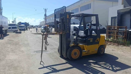 Forkliftin vinç demirine başını çarpan motosiklet sürücüsü kaldırıldığı hastanede öldü