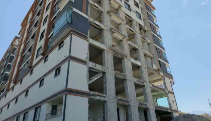 Görünüşüyle önünden geçenlere yıkılacak korkusu yaşatan 8 katlı bina, deprem yarıkları ve çatlaklarıyla tedirgin ediyor