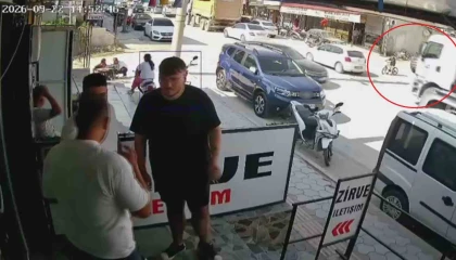 Hafriyat kamyonunun kör nokrasından geçmeye çalışan bisikletli çocuk saniyelerle ölümden döndü