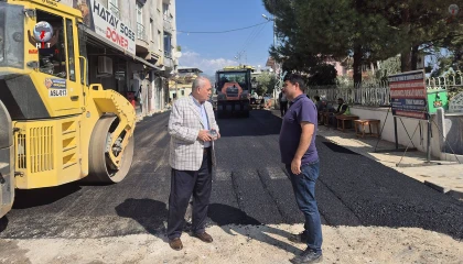 HASSA’DA YOLLAR SICAK ASFALTLA YENİLENİYOR