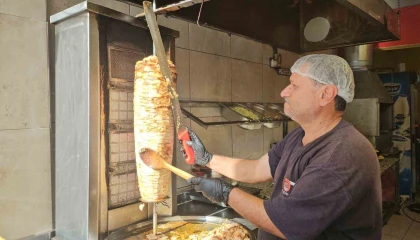 Hatayda genç girişimci 100 TLye döner satıp askıya yemek koyuyor