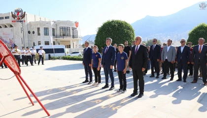 Hatay'da İlköğretim Haftası dolayısıyla Atatürk Anıtı’na çelenk sunuldu