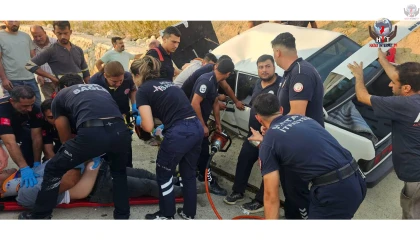 Hatay’da yaşanan kazada araç içinde sıkışan 2 kişiyi itfaiye kurtardı
