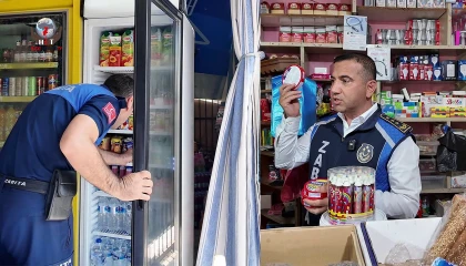 Hatay'da zabıta, 21 gün geçmiş peyniri 'yeni bitmiş' diyen esnafa tepki gösterdi