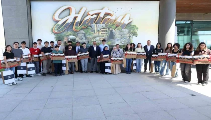 Hatayın başarılı gençleri ödüllerini Başkan Öntürkten aldı