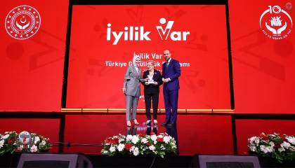 Hatay’ın Gül Anne’si İyilik Ödülünü İl Müdürü Yıldırım’a takdim etti