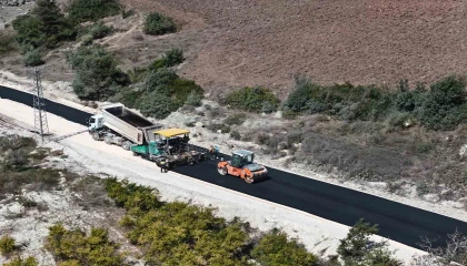HBB, Yayladağında 3 mahalleyi birbirine bağlayan yolda beton asfalt çalışmasına başladı
