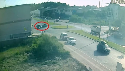 İki otomobilin kavşakta çarpışma anı kamerada