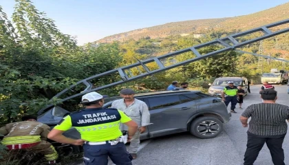 İskenderunda elektrik direğine çarpan otomobilin sürücüsü yaralandı