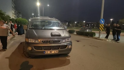İskenderunda geri manevra yapan aracın çarptığı kadın ağır yaralandı