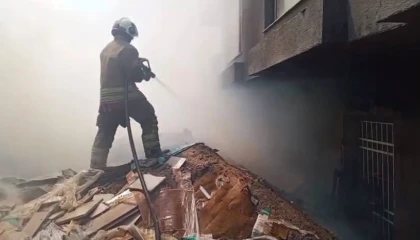 İskenderunda inşaat alanında çöp yangını çıktı