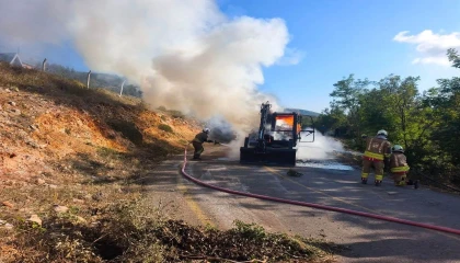 İskenderunda iş makinesi alevlere teslim oldu