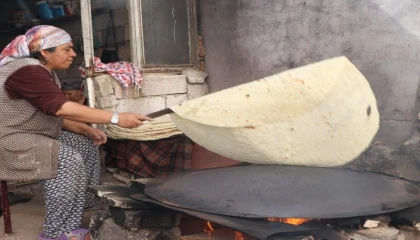 Kahramanmaraşta kadınların imece usulü yufka ekmek mesaisi