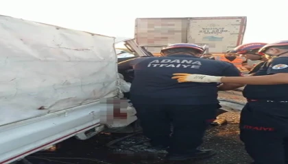 Kamyonet tıra arkadan çarptı: 2 ölü
