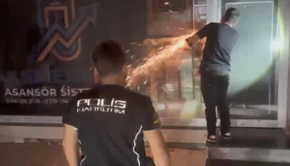 Kapı kilidi kesilerek içeri girildi, 2 milyon 296 bin adet uyuşturucu hap ele geçirildi