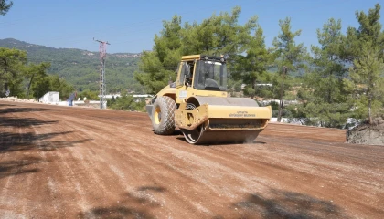 Kaşın üç mahallesini bağlayan 16 kilometrelik yol asfaltlanıyor