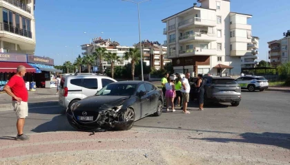 Kavşaktan geçerken yolun ortasında duraklayan otomobil, 3 araçlı kazaya neden oldu