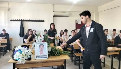 Kazada hayatını kaybeden Selçukun sırasına arkadaşları çiçek bıraktı